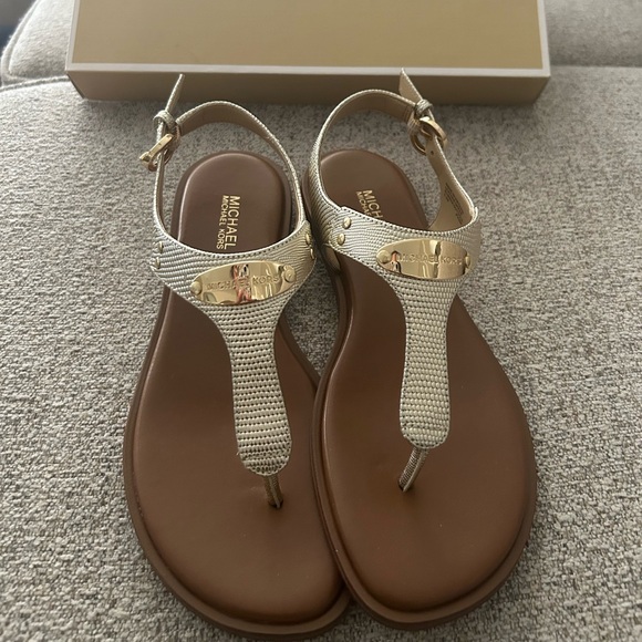 Michael Kors Thong Sandal in Gold. Size 5.5 - Picture 1 of 2